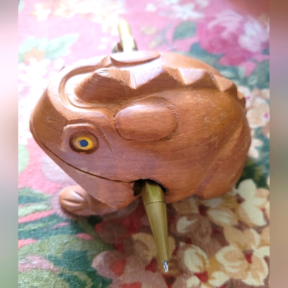Handcarved Wood Bull Frog Pen Holder